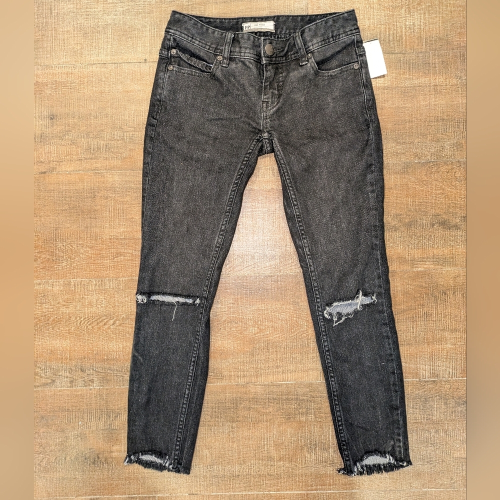 Free People Women's Black Slash Knee Destroyed Ankle Skinny Jeans Size 00 ,W 24
